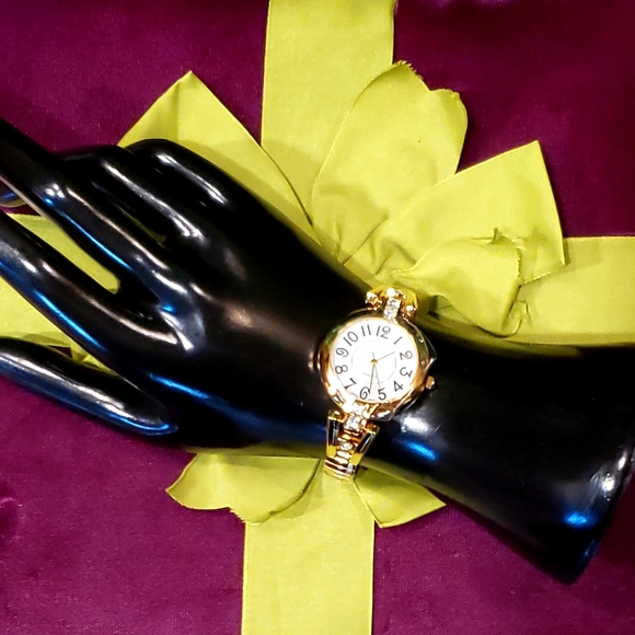 VTG AVON Crystal Accent Quartz Wrist Watch Large Face - NIB - Picture 2 of 12